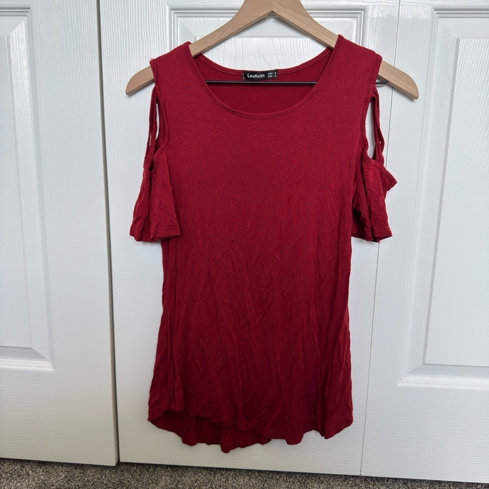 LOUKEITH red short sleeve top. Criss cross open shoulders. Size small